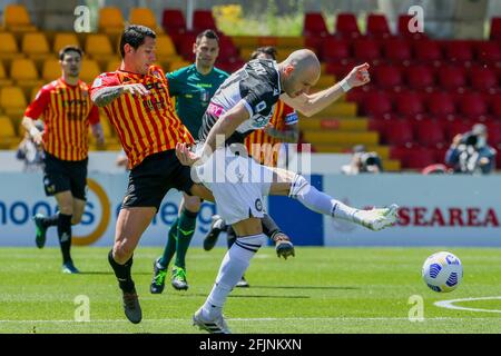 Udines brasilianischer Mittelfeldspieler Walace fordert den Ball mit Beneventos italienischem Stürmer Gianluca Lapadula während des Fußballspiels der Serie A zwischen Benevento und Udinese im Ciro Vigorito Stadium, Benevento, Italien, am 03. Februar 2021 Stockfoto