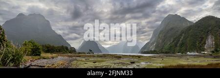 Herrlicher Panoramablick auf den Milford Sound mit wunderschönem bewölktem Himmel, Südinsel von Neuseeland Stockfoto