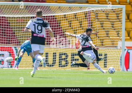 Udines deutscher Mittelfeldspieler Tolgay Arslan punktet am 03. Februar 2021 im Ciro Vigorito Stadium, Benevento, Italien, gegen Beneventos italienischen Torwart Lorenzo Montipo bei einem Fußballspiel der Serie A zwischen Benevento und Udinese Stockfoto