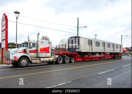 Havelock, ON, Kanada – 26. April 2012: Transfer Truck transportiert einen Bombardier-U-Bahn-Wagen als Toronto Transit Commission-U-Bahn-Wagen zu seinem Ziel. Stockfoto