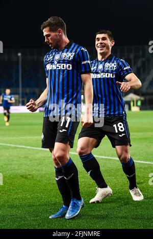 Bergamo, Italien. 25. April 2021. Remo Freuler (L) von Atalanta BC feiert mit Ruslan Malinovskyj von Atalanta BC nach einem Tor während der Serie A Fußballspiel zwischen Atalanta BC und Bologna FC. Kredit: Nicolò Campo/Alamy Live Nachrichten Stockfoto