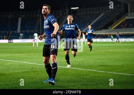 Bergamo, Italien. 25. April 2021. Remo Freuler (L) von Atalanta BC feiert mit Ruslan Malinovskyj von Atalanta BC nach einem Tor während der Serie A Fußballspiel zwischen Atalanta BC und Bologna FC. Kredit: Nicolò Campo/Alamy Live Nachrichten Stockfoto