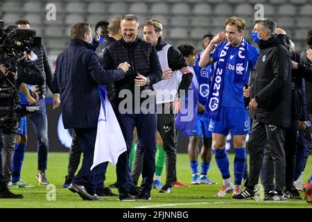 Genks Cheftrainer John van den Brom feiert am Sonntag, dem 25. April, den Gewinn des belgischen Pokalfinales „Croky Cup“ zwischen KRC Genk und Standard de Liege Stockfoto