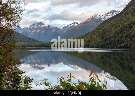 Ruhiger See Gunn im Fiordland National Park, Landschaft, die sich auf der Wasseroberfläche spiegelt, Südinsel von Neuseeland Stockfoto