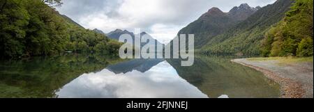 Ruhiger See Gunn im Fiordland National Park, Landschaft, die sich auf der Wasseroberfläche spiegelt, Südinsel von Neuseeland Stockfoto