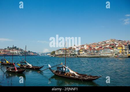 Ikonische Portweinkähne auf dem Douro-Fluss in der historischen Stadt Porto, Portugal. Stockfoto