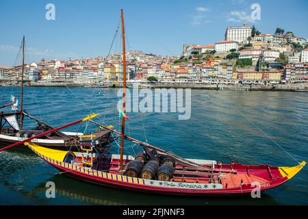 Lastkähne auf dem Fluss Douro in Porto, Portugal. Stockfoto