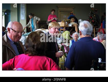 BORIS JOHNSON KONSERVATIVER KANDIDAT FÜR HENLEY AUS UND ÜBER TREFFEN UND GRÜSST DIE ÖFFENTLICHKEIT IN HENLEY AN DER THEMSE ALS ER SEINE KAMPAGNE BEGINNT, DIE ALS KANDIDAT FÜR STEHT DER KONSERVATIVE PARTYPIC DAVID SANDISON 11/5/2002 Stockfoto