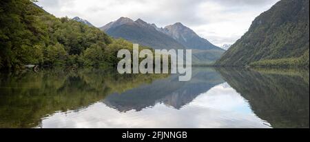 Ruhiger See Gunn im Fiordland National Park, Landschaft, die sich auf der Wasseroberfläche spiegelt, Südinsel von Neuseeland Stockfoto