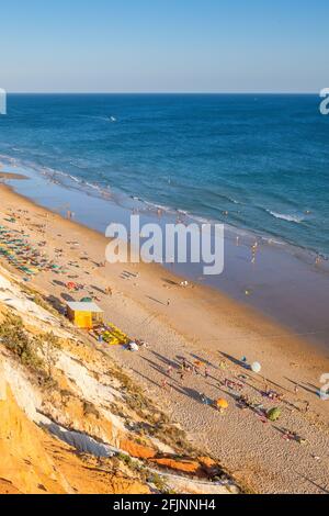 Urlauber genießen die Sonne am Strand von Falésia (Praia da Falésia), Olhos de Agua, Albufeira, Algarve, Portugal Stockfoto