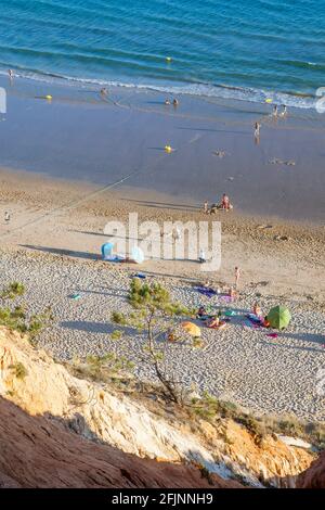 Urlauber genießen die Sonne am Strand von Falésia (Praia da Falésia), Olhos de Agua, Albufeira, Algarve, Portugal Stockfoto