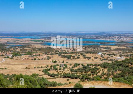 Blick auf den Alqueva-Staudamm, den größten künstlichen See Europas, vom Dorf Monsaraz auf dem Hügel in der Alentejo-Region in Portugal aus gesehen Stockfoto
