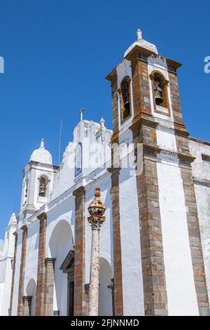 Die Kirche Nossa Senhora da Lagoa, in der mittelalterlichen Stadt Monsaraz in der Region Alentejo, Portugal. Stockfoto