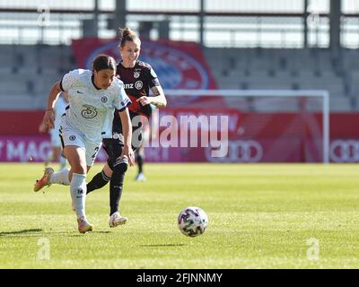 München, Deutschland. April 2021. Sam Kerr (FC Chelsea 20) und Simone Laudehr (FC Bayern München 21) im Einsatz während des UEFA Womens Champions League-Spiels zwischen dem FC Bayern München und dem FC Chelsea in München, FC Bayern Campus, Deutschland. Kredit: SPP Sport Pressefoto. /Alamy Live News Stockfoto