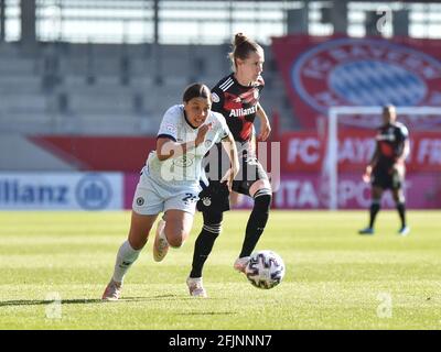 München, Deutschland. April 2021. Sam Kerr (FC Chelsea 20) Simone Laudehr (FC Bayern München 21) im Einsatz während des UEFA Womens Champions League-Spiels zwischen dem FC Bayern München und dem FC Chelsea in München, FC Bayern Campus, Deutschland. Kredit: SPP Sport Pressefoto. /Alamy Live News Stockfoto