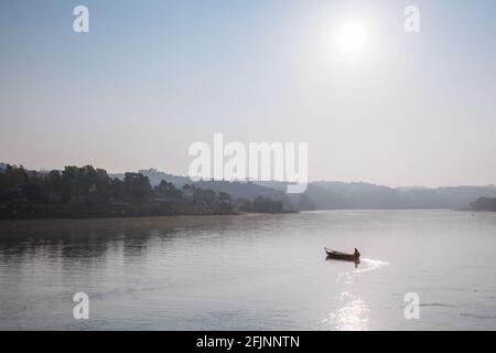 Ein kleines Fischerboot, das im Morgengrauen auf dem Douro-Fluss im Norden Portugals segelt. Stockfoto