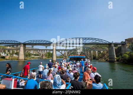 Touristen auf der offenen Spitze eines Flusskreuzfahrtschiffes, die im Douro-Tal im Norden Portugals segeln. Stockfoto