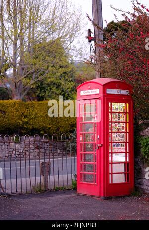 April 2021 - Alte klassische britische Telefonanlage für öffentliche Anrufe jetzt für den Einsatz durch die lokale Kunstgruppe in Cheddar umgestellt. Stockfoto