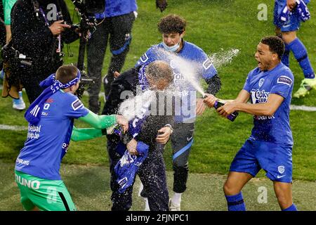 Genks Cheftrainer John van den Brom feiert nach dem „Croky Cup“-Finale zwischen KRC Genk und Standard de Liege, Sonntag, 25. April 2021 in Stockfoto