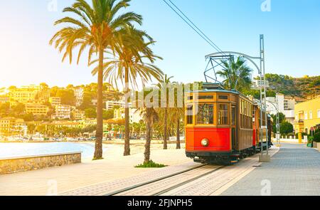 Die berühmten Orangen Straßenbahn von Soller nach Port de Soller, Mallorca, Spanien Stockfoto