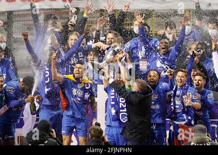 Genks Spieler feiern nach dem Gewinn des „Croky Cup“-Finales zwischen KRC Genk und Standard de Liege am Sonntag, 25. April 2021 in Brüssel. BEL Stockfoto