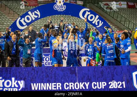 Genks Spieler feiern nach dem Gewinn des „Croky Cup“-Finales zwischen KRC Genk und Standard de Liege am Sonntag, 25. April 2021 in Brüssel. BEL Stockfoto