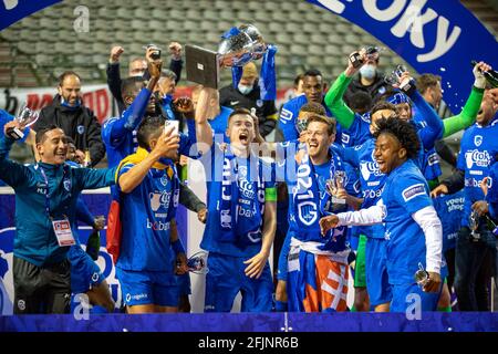 Genks Spieler feiern nach dem Gewinn des „Croky Cup“-Finales zwischen KRC Genk und Standard de Liege am Sonntag, 25. April 2021 in Brüssel. BEL Stockfoto