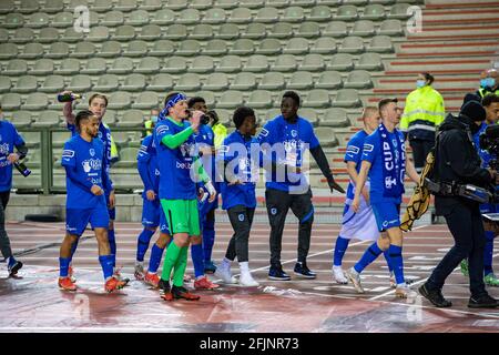 Genks Spieler feiern nach dem Gewinn des „Croky Cup“-Finales zwischen KRC Genk und Standard de Liege am Sonntag, 25. April 2021 in Brüssel. BEL Stockfoto