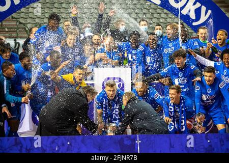 Genks Spieler feiern nach dem Gewinn des „Croky Cup“-Finales zwischen KRC Genk und Standard de Liege am Sonntag, 25. April 2021 in Brüssel. BEL Stockfoto