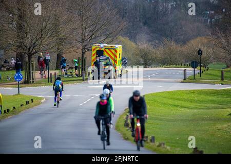 Ein Krankenwagen besucht eine Szene für einen verletzten Radfahrer Richmond Park Stockfoto