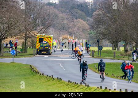 Ein Krankenwagen besucht eine Szene für einen verletzten Radfahrer Richmond Park Stockfoto