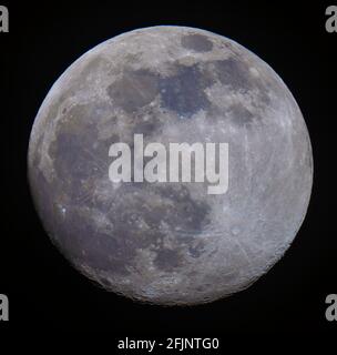 London, Großbritannien. 25. April 2021. 96% erleuchteter, wachender, wuchtiger Mond gegen schwarzen Himmel am späten Abend im Sternbild Jungfrau. Der nächste Vollmond aus Großbritannien ist am 27. April 2021 um 4,31 Uhr, bekannt als Pink Moon. Dieses Bild ist farblich verstärkt, um die blauen und orange/braunen Mineralfarben auf der Mondoberfläche hervorzuheben, die Titan im Boden (blau) und Eisen (orange/braun) anzeigen. Quelle: Malcolm Park/Alamy Live News. Stockfoto