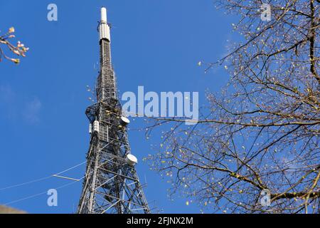 Fernsehsender im Crystal Palace, South London, mobiler Mast und Geschirr Stockfoto