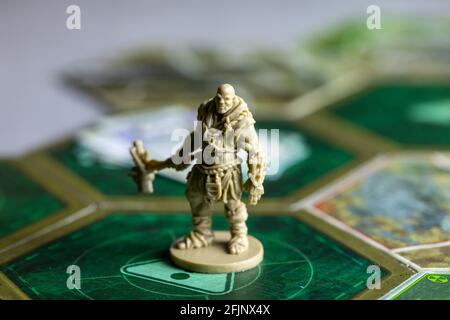 Roseville, MN, USA, 02.04.2021 - Fallout Board Game Plastic Figure on Map Tiles Stockfoto