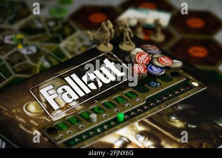 Roseville, MN, USA, 02.04.2021 - Fallout Board Game Komponenten auf Karte Fliesen Stockfoto