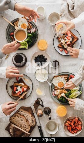 Leute, die zusammen brunchen und reden, von oben aus gesehen Stockfoto