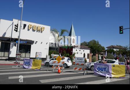 West Hollywood, Kalifornien, USA 18. April 2021 EINE allgemeine Sicht der Atmosphäre von Out on Robertson, Street für den Verkehr gesperrt für Outdoor Street Dining am 18. April 2021 in West Hollywood, Kalifornien, USA. Foto von Barry King/Alamy Stockfoto Stockfoto