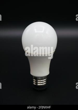 LED-Glühlampe. Nahaufnahme. Isoliert auf Schwarz. Stockfoto