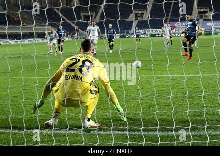 BERGAMO, ITALIEN - 25. APRIL: Lukasz Skorupski vom FC Bologna räumt seinen Seiten das zweite Tor aus einer Strafe ein, die Luis Muriel von Atalanta BC während des Serie-A-Spiels zwischen Atalanta Bergamo und Bologna am 25. April 2021 im Gewiss-Stadion in Bergamo, Italien, im Gewiss Stadium getroffen hat (Foto: Ciro Santangelo/Orange Picches) Stockfoto