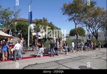 West Hollywood, Kalifornien, USA 18. April 2021 EINE allgemeine Sicht der Atmosphäre von Out on Robertson, Street für den Verkehr gesperrt für Outdoor Street Dining am 18. April 2021 in West Hollywood, Kalifornien, USA. Foto von Barry King/Alamy Stockfoto Stockfoto