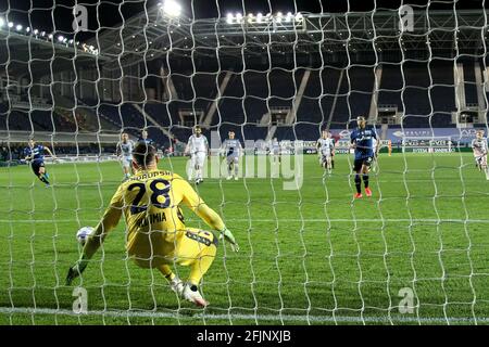 BERGAMO, ITALIEN - 25. APRIL: Lukasz Skorupski vom FC Bologna räumt seinen Seiten das zweite Tor aus einer Strafe ein, die Luis Muriel von Atalanta BC während des Serie-A-Spiels zwischen Atalanta Bergamo und Bologna am 25. April 2021 im Gewiss-Stadion in Bergamo, Italien, im Gewiss Stadium getroffen hat (Foto: Ciro Santangelo/Orange Picches) Stockfoto