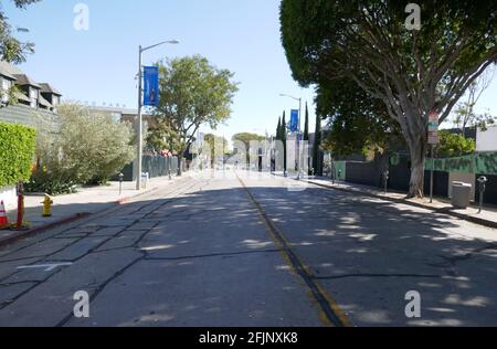 West Hollywood, Kalifornien, USA 18. April 2021 EINE allgemeine Sicht der Atmosphäre von Out on Robertson, Street für den Verkehr gesperrt für Outdoor Street Dining am 18. April 2021 in West Hollywood, Kalifornien, USA. Foto von Barry King/Alamy Stockfoto Stockfoto