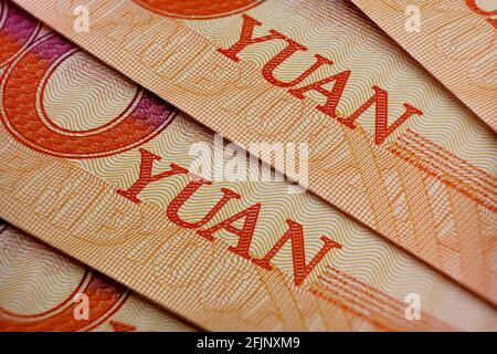 100 Yuan-Banknoten auf den Makrobildern. Konzept für Wirtschaft, Finanzen und digitale Yuan. Selektiver Fokus. Stockfoto