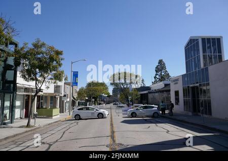 West Hollywood, Kalifornien, USA 18. April 2021 EINE allgemeine Sicht der Atmosphäre von Out on Robertson, Street für den Verkehr gesperrt für Outdoor Street Dining am 18. April 2021 in West Hollywood, Kalifornien, USA. Foto von Barry King/Alamy Stockfoto Stockfoto