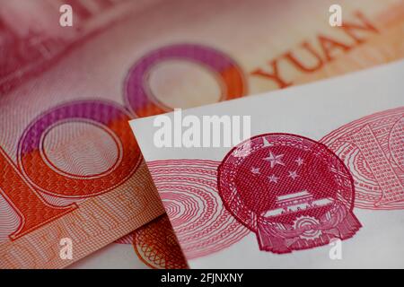 100 Yuan-Banknoten auf den Makrobildern. Konzept für Wirtschaft, Finanzen und digitale Yuan. Selektiver Fokus. Stockfoto