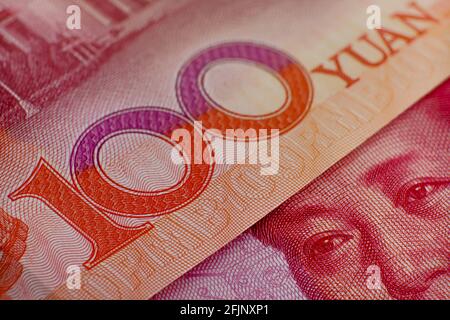 100 Yuan-Banknoten auf den Makrobildern. Konzept für Wirtschaft, Finanzen und digitale Yuan. Selektiver Fokus. Stockfoto