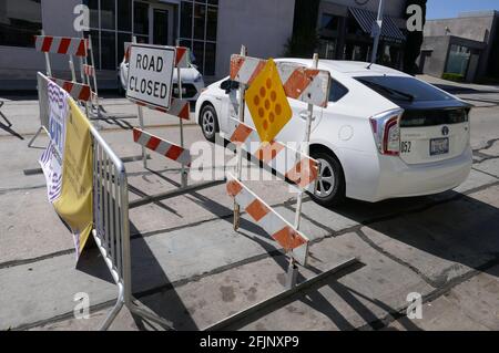 West Hollywood, Kalifornien, USA 18. April 2021 EINE allgemeine Sicht der Atmosphäre von Out on Robertson, Street für den Verkehr gesperrt für Outdoor Street Dining am 18. April 2021 in West Hollywood, Kalifornien, USA. Foto von Barry King/Alamy Stockfoto Stockfoto