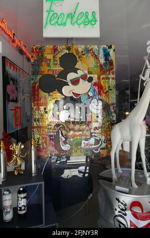 West Hollywood, Kalifornien, USA 18. April 2021 EINE allgemeine Sicht auf die Atmosphäre der Mickey Mouse Art in Out on Robertson, Street am 18. April 2021 wegen Straßenessen im Freien in West Hollywood, Kalifornien, USA, für den Verkehr gesperrt. Foto von Barry King/Alamy Stockfoto Stockfoto