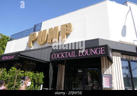 West Hollywood, Kalifornien, USA 18. April 2021 EINE allgemeine Ansicht der Atmosphäre von Pump at Out on Robertson, Street am 18. April 2021 in West Hollywood, Kalifornien, USA, wegen Straßenessen im Freien für den Verkehr gesperrt. Foto von Barry King/Alamy Stockfoto Stockfoto