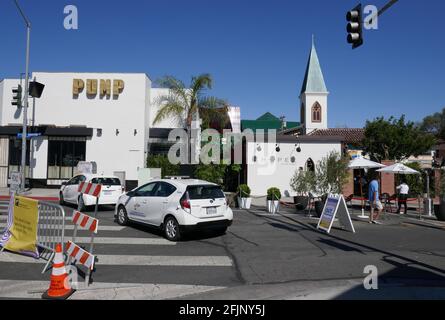 West Hollywood, Kalifornien, USA 18. April 2021 EINE allgemeine Sicht der Atmosphäre von Out on Robertson, Street für den Verkehr gesperrt für Outdoor Street Dining am 18. April 2021 in West Hollywood, Kalifornien, USA. Foto von Barry King/Alamy Stockfoto Stockfoto